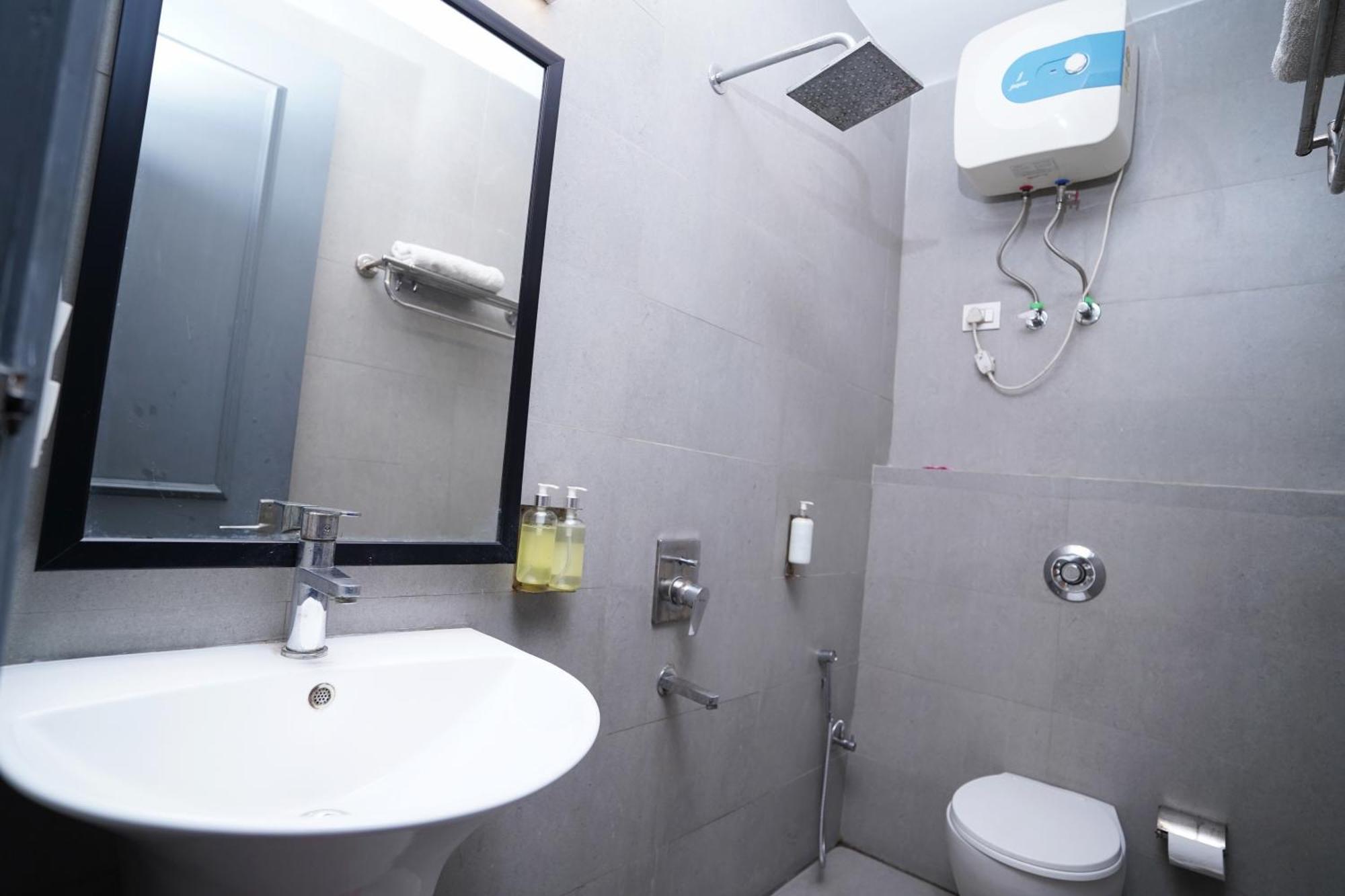 Hotel Mira Residency- Outer Ring Road, Paschim Vihar Delhi  Exterior photo